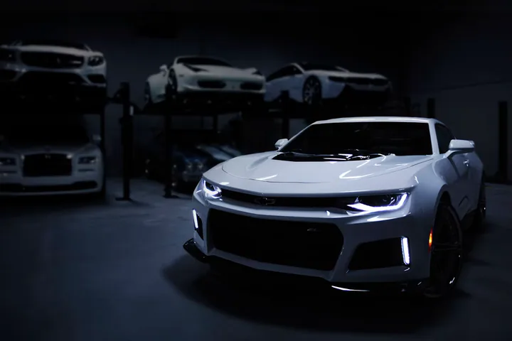 Automobil pe șosea, imagine ilustrativă