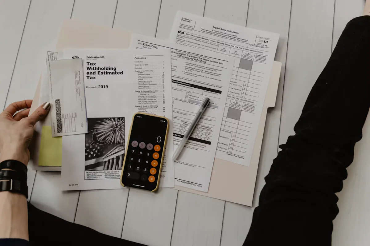 Documente și calculator pe un birou, fotografie ilustrativă