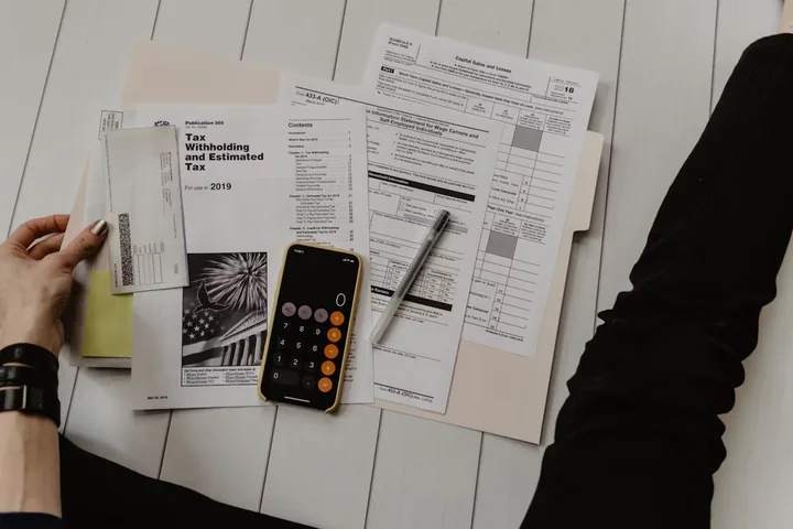 Documente și calculator pe un birou, fotografie ilustrativă