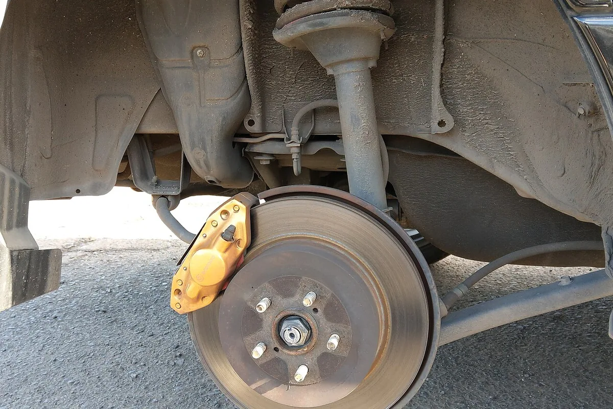 Disc și etrier de frână pe un automobil Subaru, fotografie ilustrativă