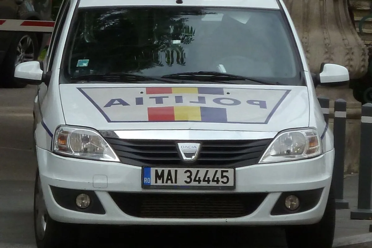 Autoturism al Poliției Române în București, 2012. Fotografie de arhivă; nu surprinde perchezițiile.