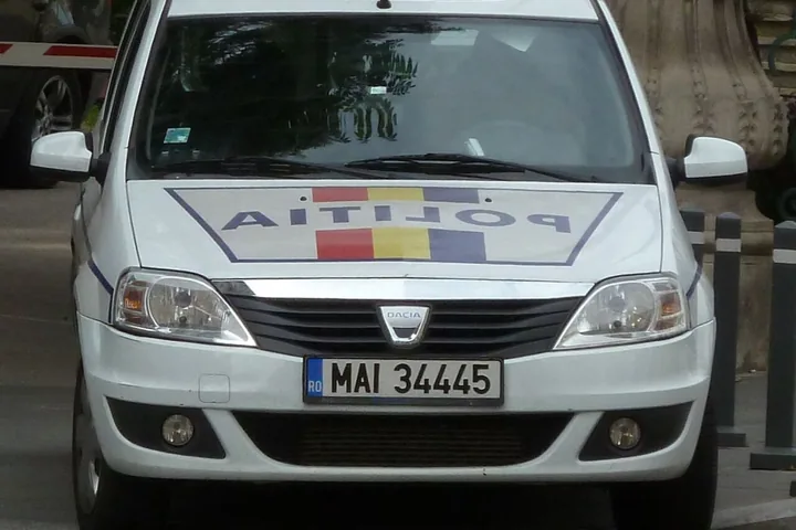 Autoturism al Poliției Române în București, 2012. Fotografie de arhivă; nu surprinde perchezițiile.