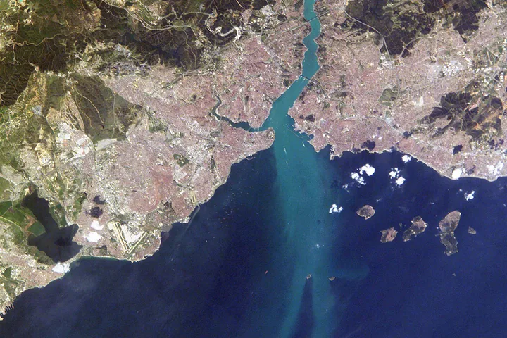 Istanbul și Bosforul fotografiate din spațiu în aprilie 2004