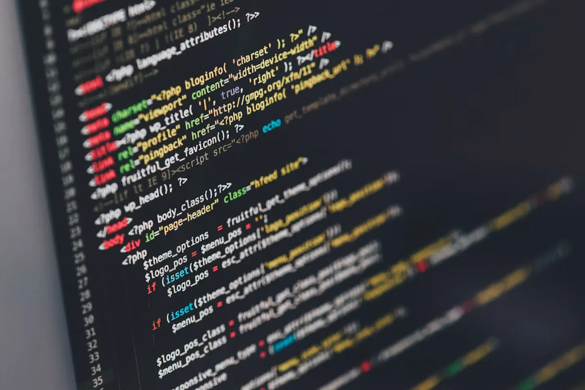 Cod afișat pe un monitor — fotografie ilustrativă
