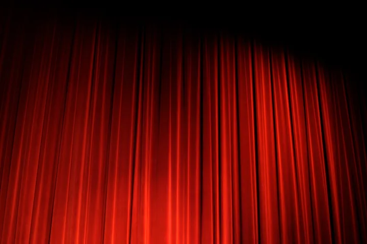 Cortină roșie de teatru, fotografie ilustrativă