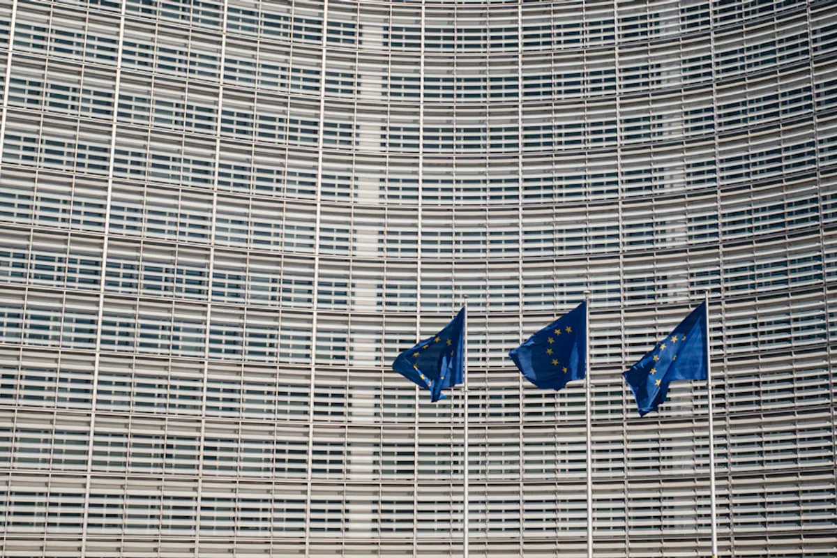 Steaguri ale Uniunii Europene în fața unei clădiri din Bruxelles, imagine ilustrativă