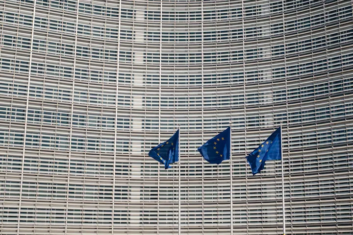 Steaguri ale Uniunii Europene în fața unei clădiri din Bruxelles, imagine ilustrativă