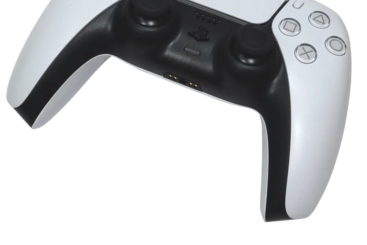 Controller PlayStation DualSense, imagine ilustrativă pentru competițiile de fotbal virtual
