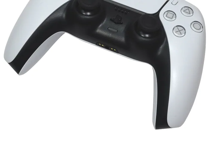 Controller PlayStation DualSense, imagine ilustrativă pentru competițiile de fotbal virtual